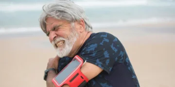 Physiotherapy treatment for chronic pain focusing on rehabilitation and movement therapy